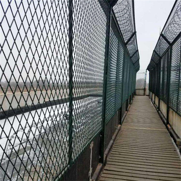 山東監獄刀刺隔離鋼網墻的組成圖片4